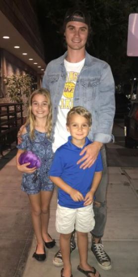 Chase Stokes con sus medios hermanos paternos Kaden y Kendall